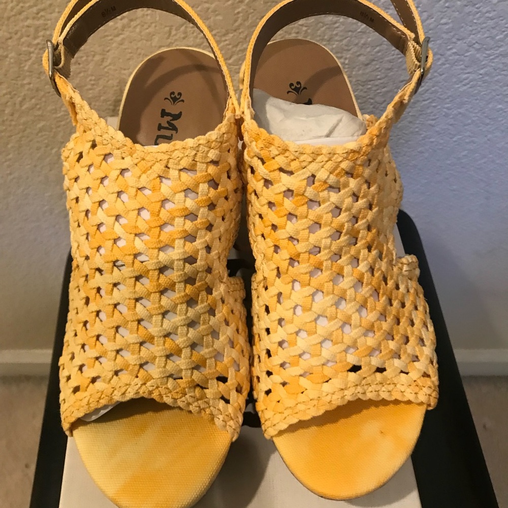Mudd yellow wedges. NIB. Size 9.5US